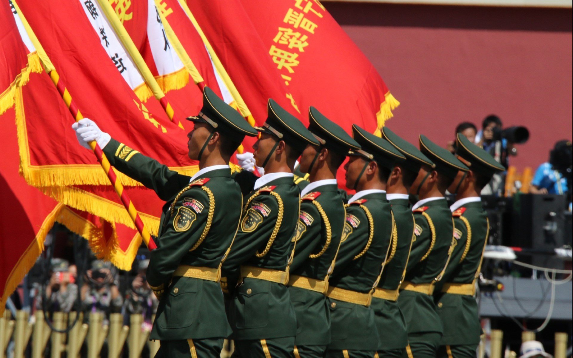 米兰体育APP-美女司仪：现场互动中的亮丽风景线，女司仪应该穿什么衣服