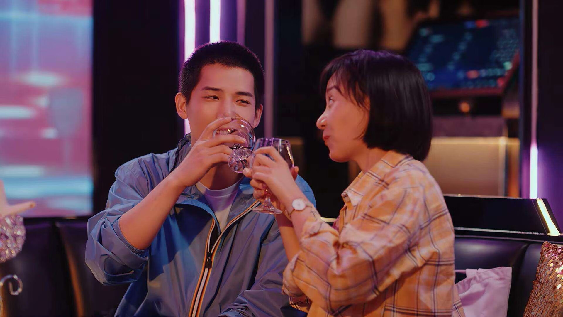 米兰体育-中锋与边位配合默契，多次完成快攻得分，中锋和边锋谁更容易进球