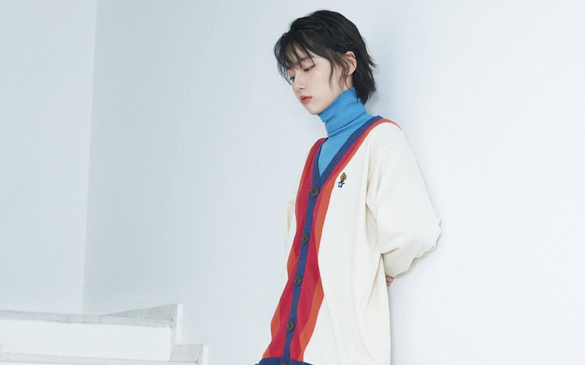 中锋与边位配合默契，多次完成快攻得分，中锋和边锋谁更容易进球