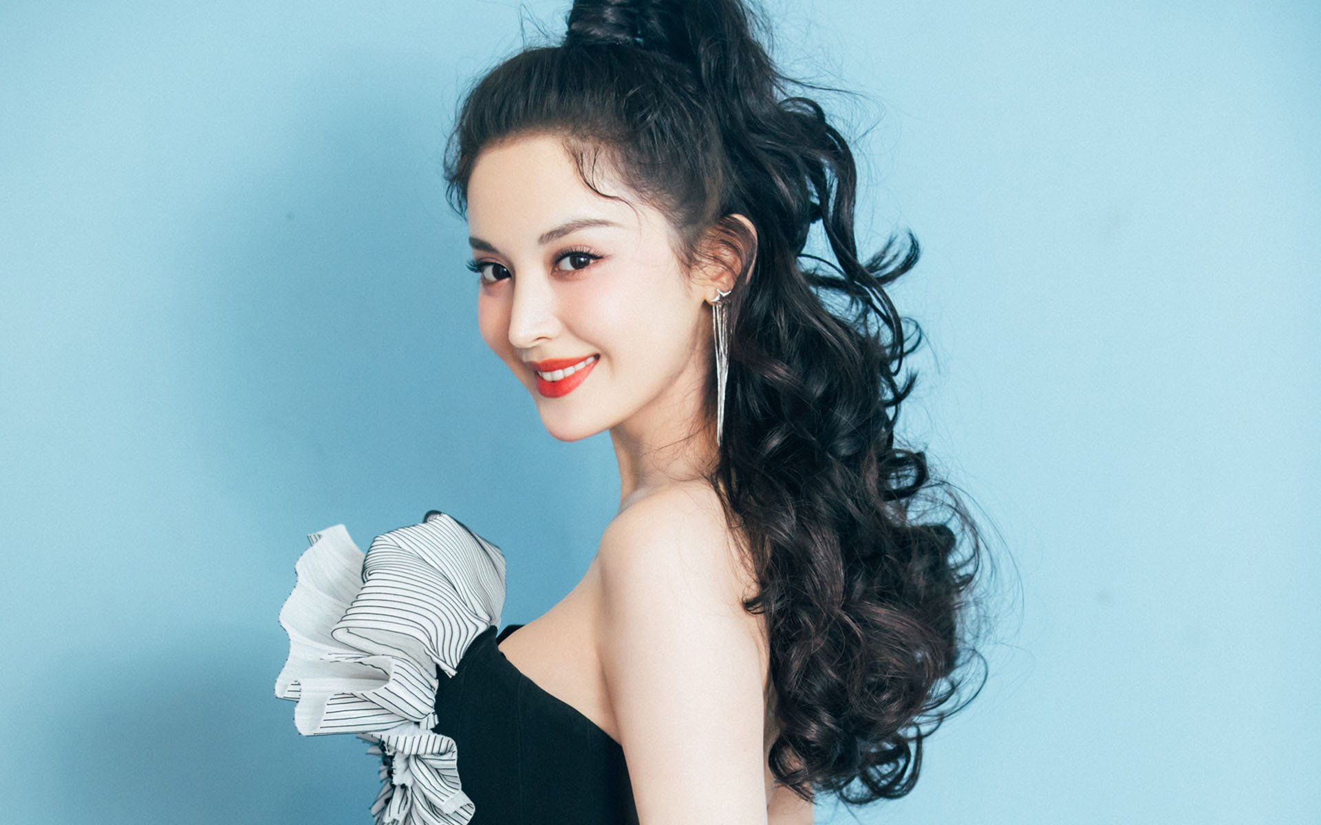 AC米兰-伯科夫泳姿优雅，动作精准，伯纳科夫