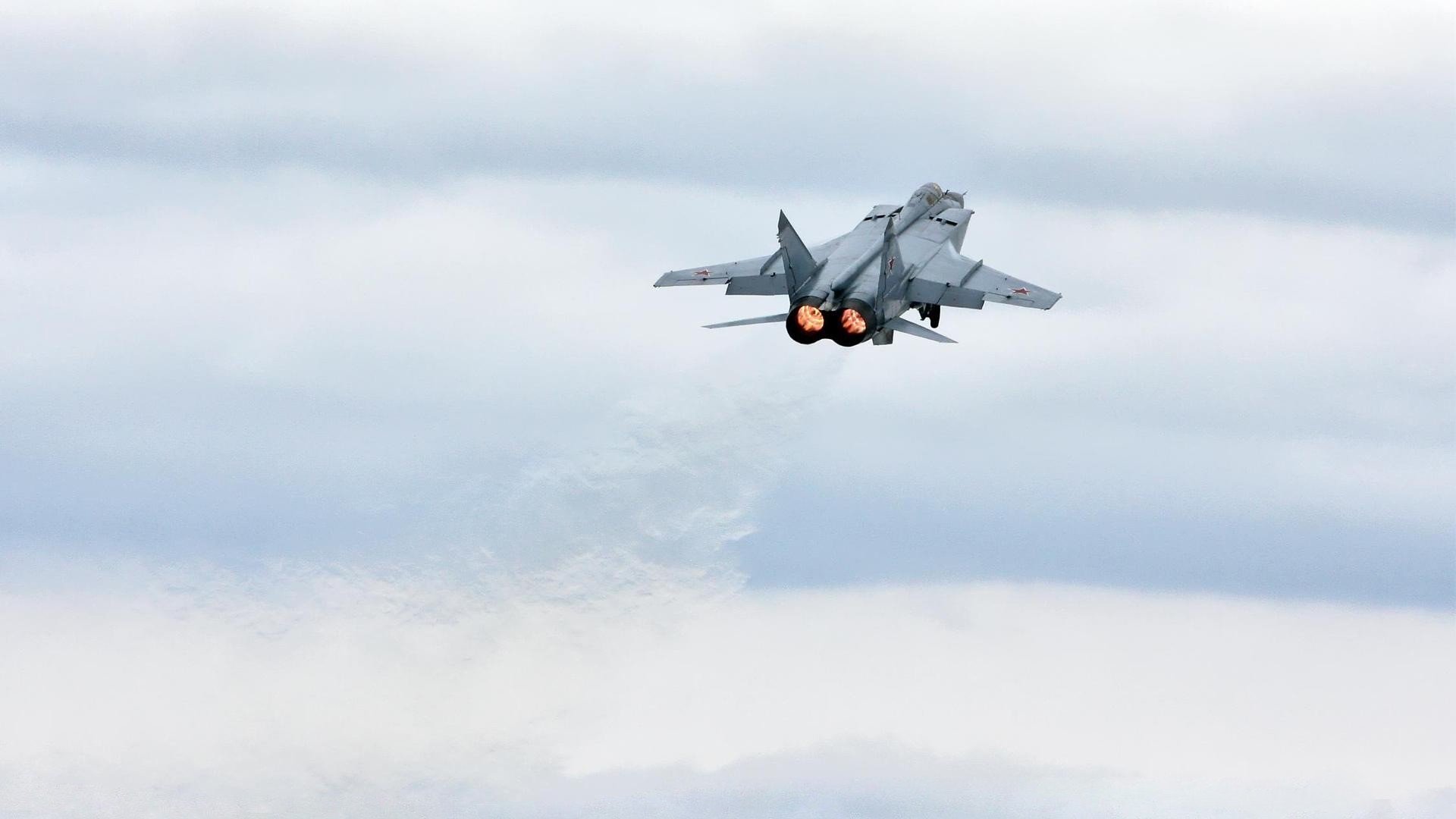 米兰体育APP-德甲激烈博弈：攻防转换令人目不暇接！，德甲防疫规定曝光